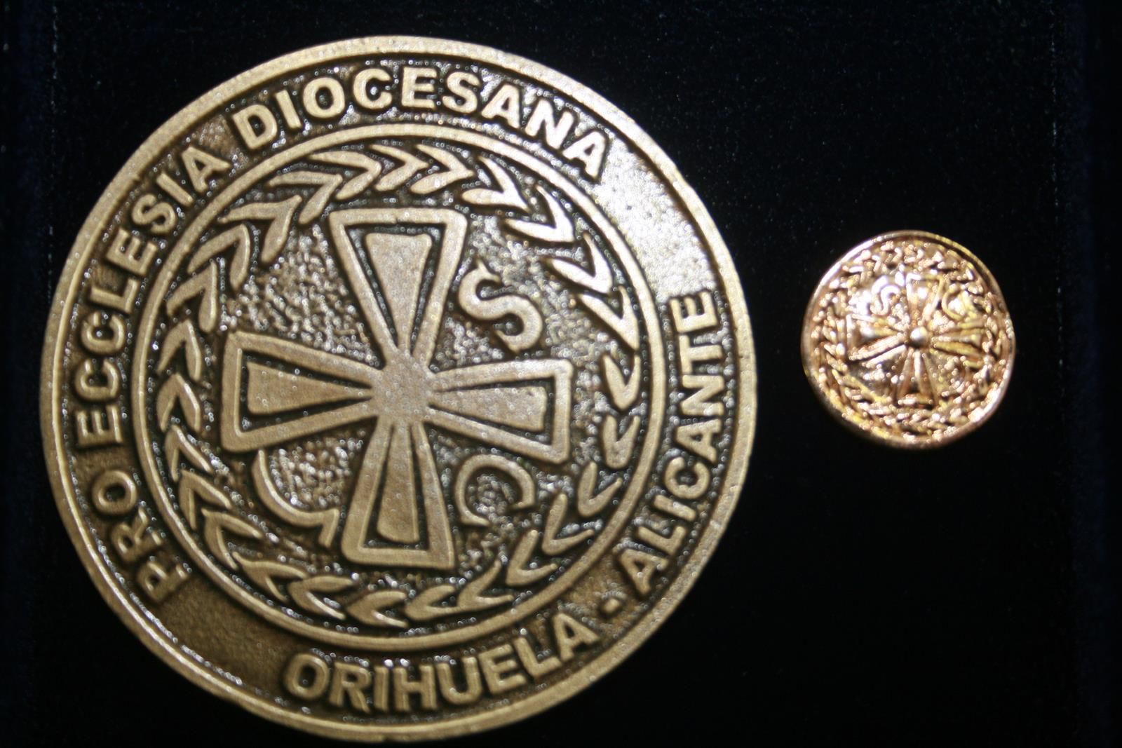 La medalla que concede el Obispado.