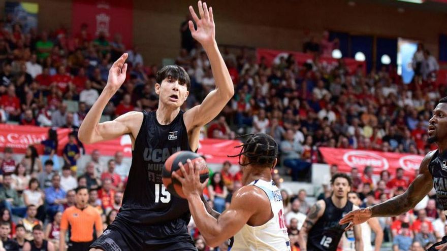 Fabián Flores, en un partido con el UCAM Murcia ante el Breogán. | ACB PHOTO/JAVIER BERNAL