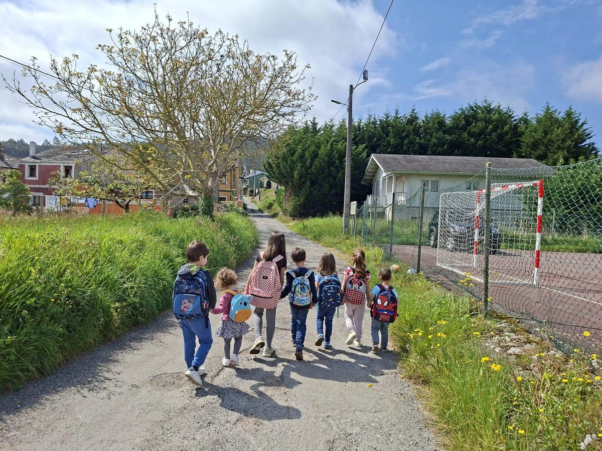 Los niños de Miou caminando juntos hasta la parada del autobús.