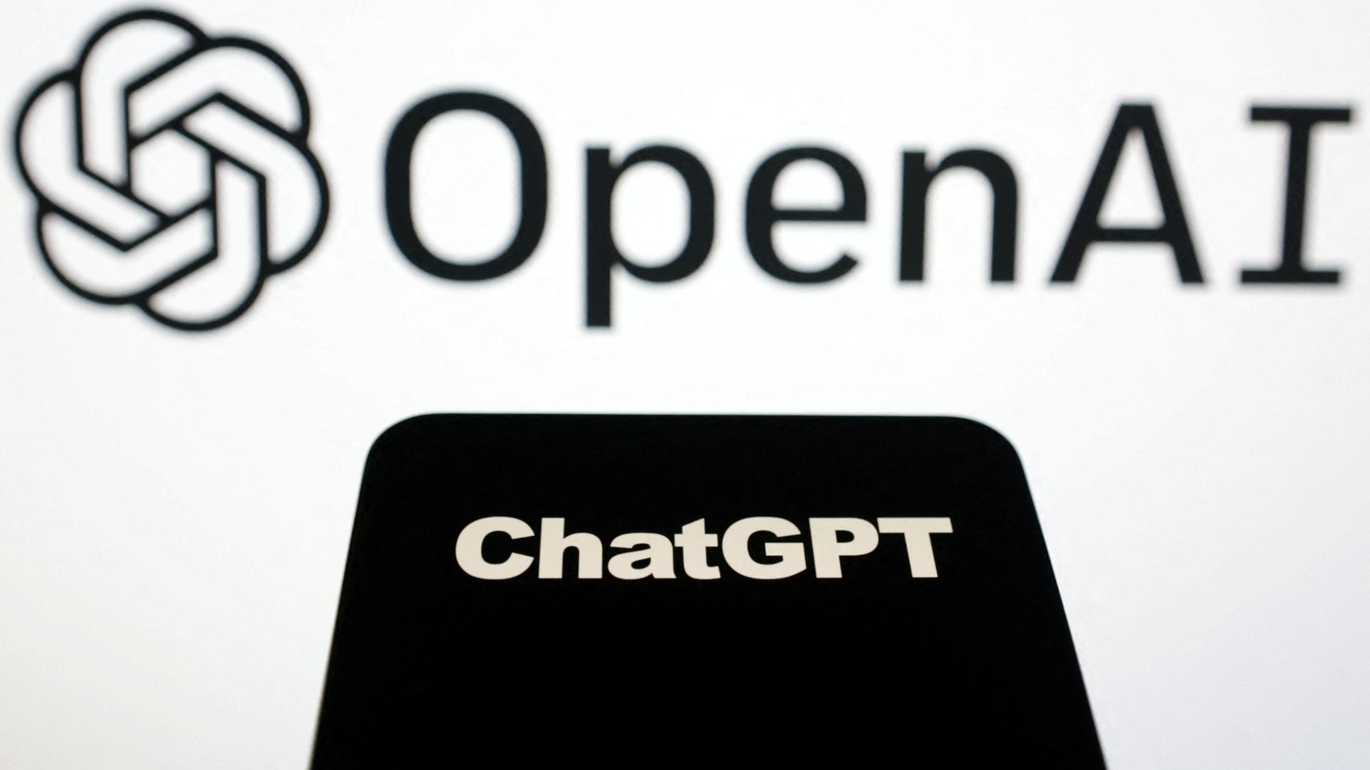 Montaje con los logos de la empresa OpenAI, creadora de la inteligencia artificial ChatGPT
