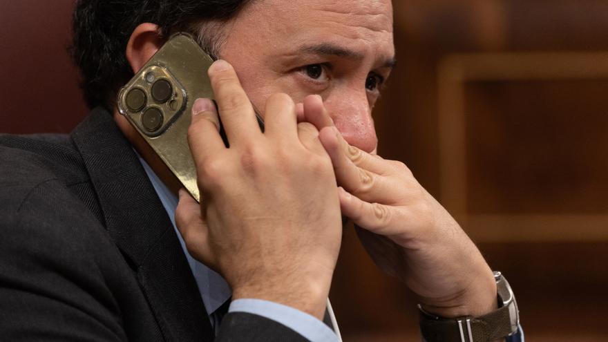 El diputado del PP Guillermo Mariscal habla por teléfono en el Congreso de los Diputados.