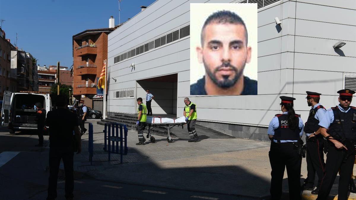 Los Mossos trasladan el cadáver de Abdelouahab Taib, que este lunes ha asaltado la comisaría de Cornellà.