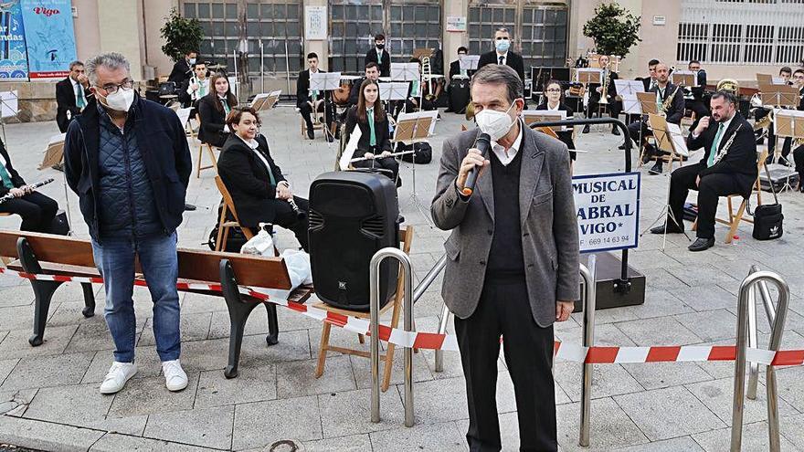 Concierto frente al mercado de Teis celebrado ayer en el marco del ciclo 'Vigo, un mar de bandas', al que asistió el alcalde.