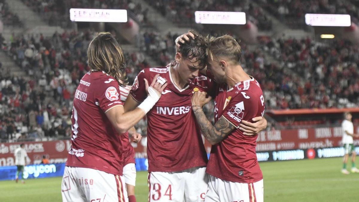 Jorge Sánchez, en el centro, tras anotar gol con el primer equipo contra el Antequera la pasada temporada en Nueva Condomina.