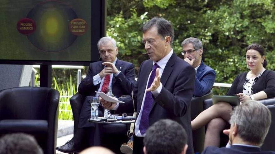 Enrique Macián, presidente de Du Pont, se dirige al público ante la mirada de Guillermo Ulacia, presidente de Femetal; Alberto Martínez, presidente del Club Asturiano de Calidad, y Ángeles Rivero, directora de LA NUEVA ESPAÑA.