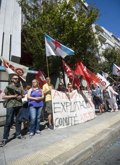 La protesta de los sindicatos UGT, CIG, CCOO y USO coincide con el debate en el pleno municipal de una moción impulsada por el Gobierno local en apoyo a los 46 trabajadores de ALN Telemarket SL.