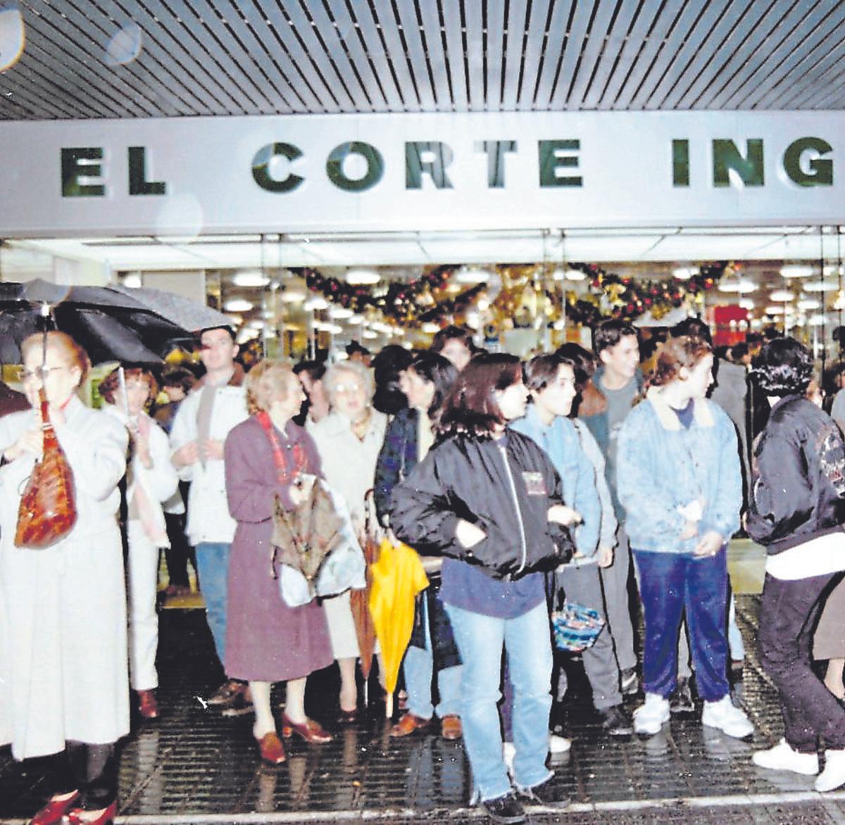 Puertas de El Corte Inglés en el lluvioso día de su inauguración.