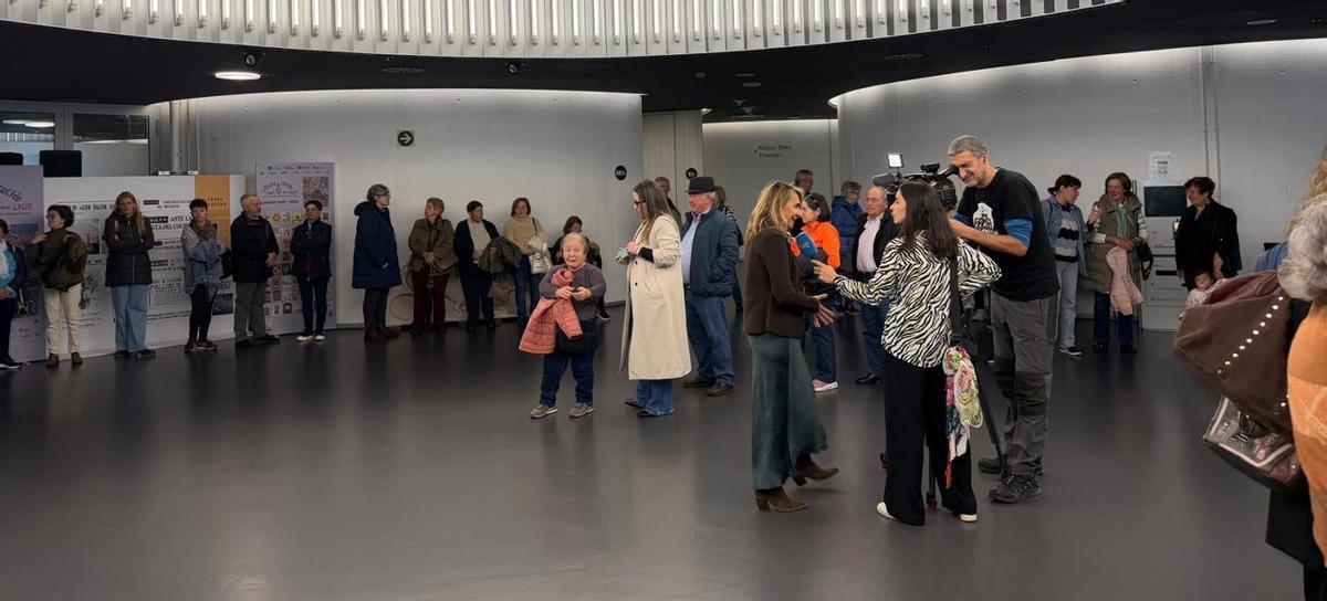 Cola de vecinos esperando para someterse al cribado de la Fundación Renal Española. | Á. G.