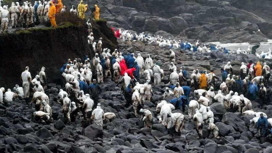 Cientos de voluntarios durante la limpieza de chapapote en la costa de Muxía tras el vertido del &#039;Prestige&#039;.