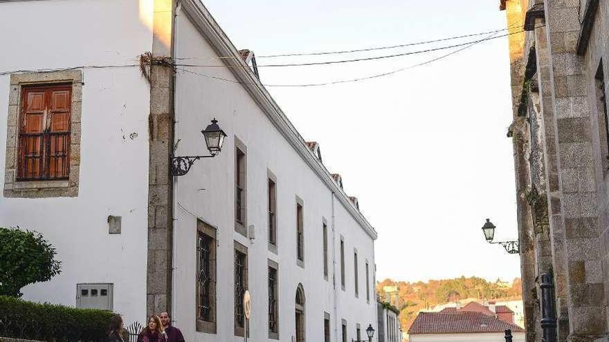 A la izquierda, fachada del conservatorio municipal de música de Betanzos.