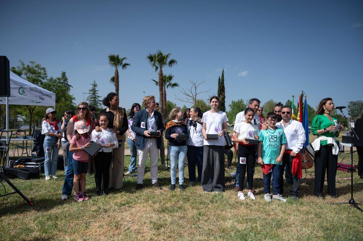 Fotogalería | Miles de niños bailan folklore en Badajoz para reivindicar la identidad y tradición extremeña