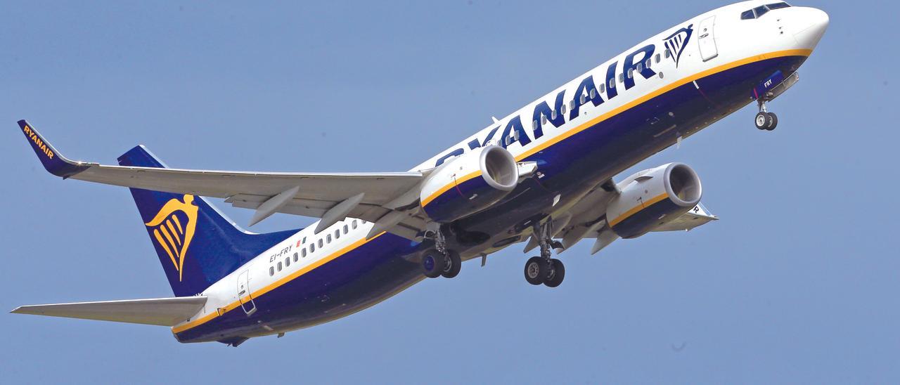 Un avión de la &quot;low cost&quot; irlandesa Ryanair, en pleno vuelo