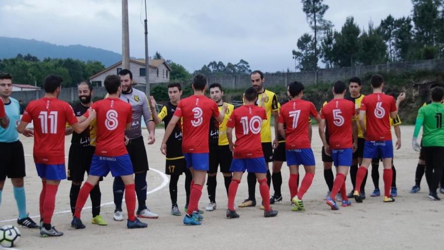 Los jugadores del CD Choco y el Atlético Villar se saludan antes del partido. / FdV