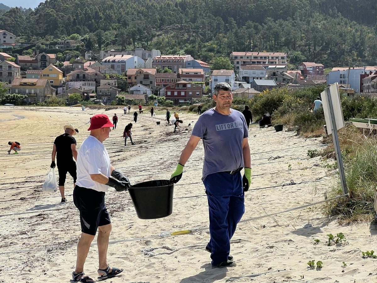 Algunos de los participantes en la limpieza de la playa de Vilariño, promovida por la Plataforma Augas Limpas.