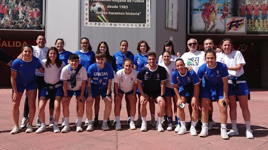 Las jugadores del Sárdoma en el exterior del Municipal de Padrejón antes del incio del partido.