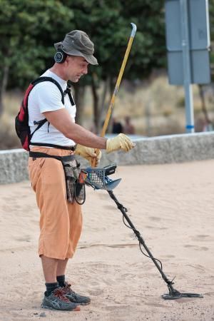 Julio César disfruta de sus vacaciones buscando metales entre la arena de Las Teresitas por segundo año consecutivo