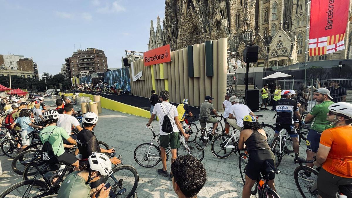 Ensayos frente a la Sagrada Família para la presentación de los equipos del Tour de este jueves.