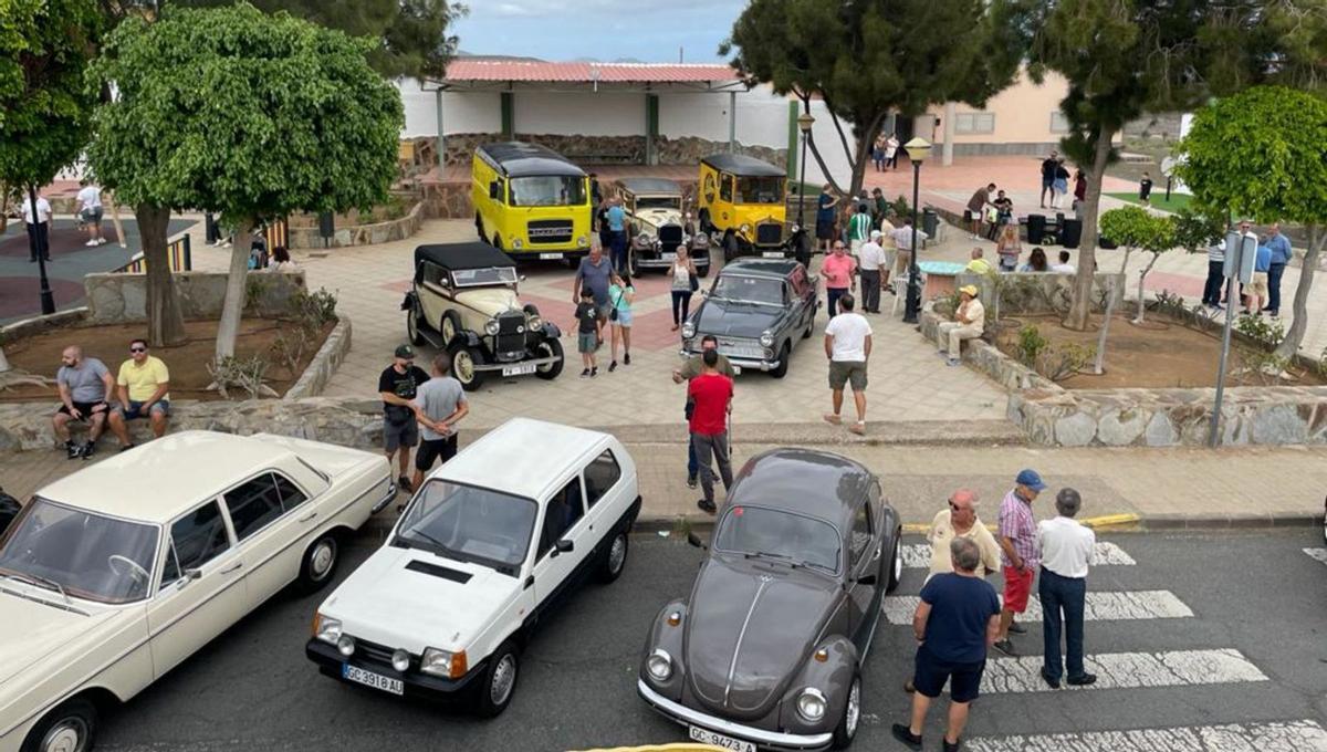 El circo sale a las calles de Valsequillo y Telde expone sus coches clásicos 
