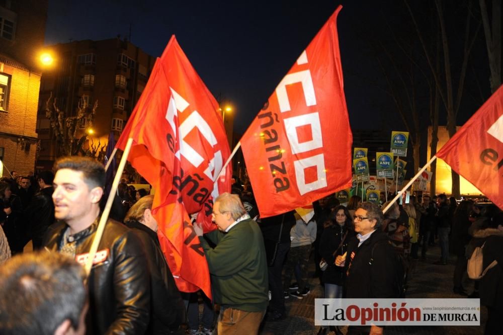 Varios centenares de manifestantes rechazan el concierto de Bachillerato y FP