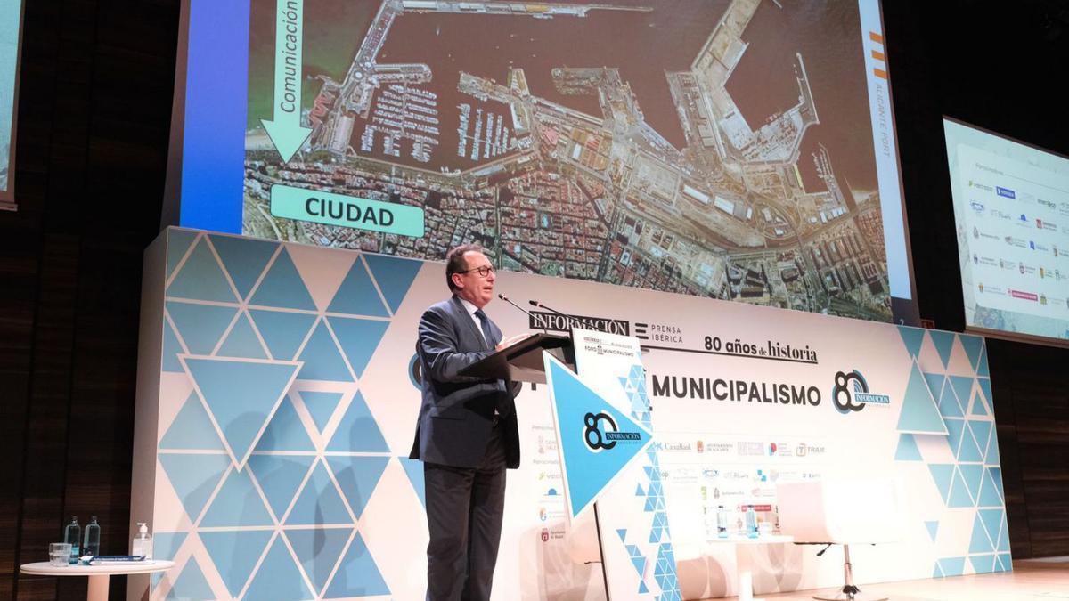 El presidente de la Autoridad Portuaria, Carlos Eleno, muestra la evolución del Puerto de Alicante en los últimos 80 años. | ÁXEL ÁLVAREZ