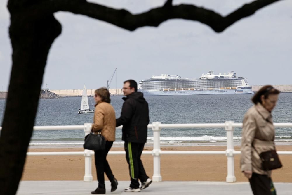 El crucero "Ovation of the Seas" en Gijón