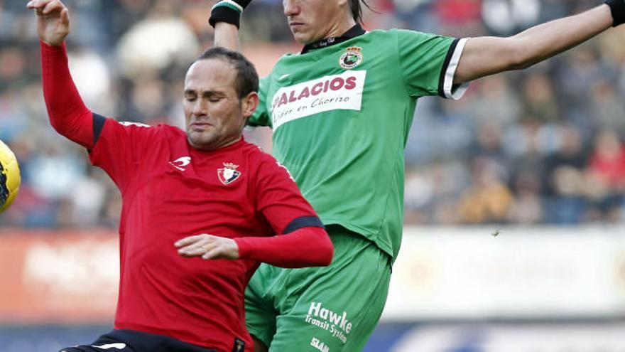 Nino jugando con Osasuna.