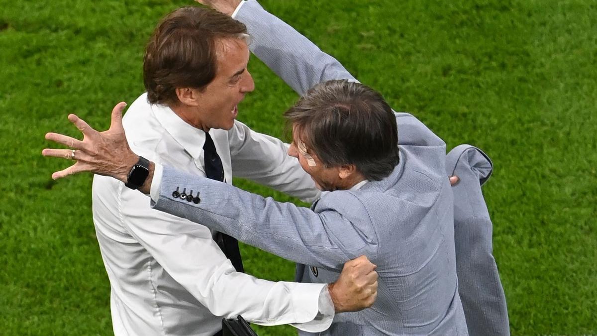 Roberto Mancini (izquierda) festeja el triunfo ante Bélgica.