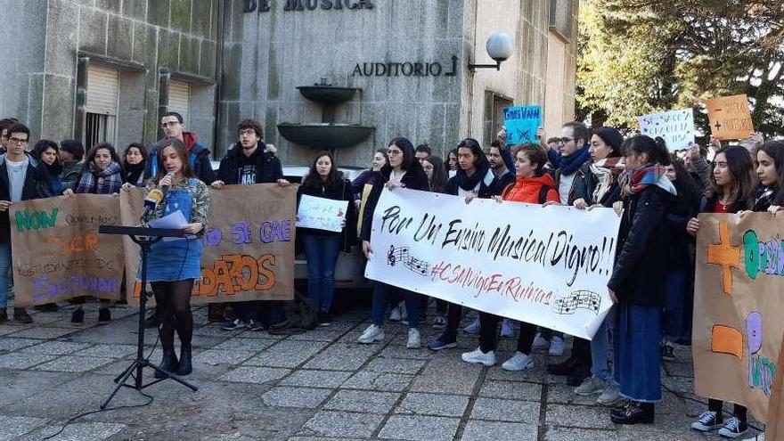 Estudiantes y profesores protestan por el mal estado del edificio y la falta de personal docente. / C.D.