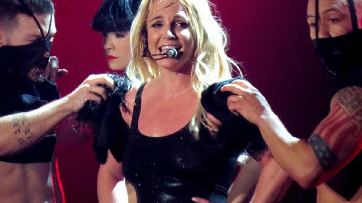 Britney Spears pierde las extensiones sobre el escenario