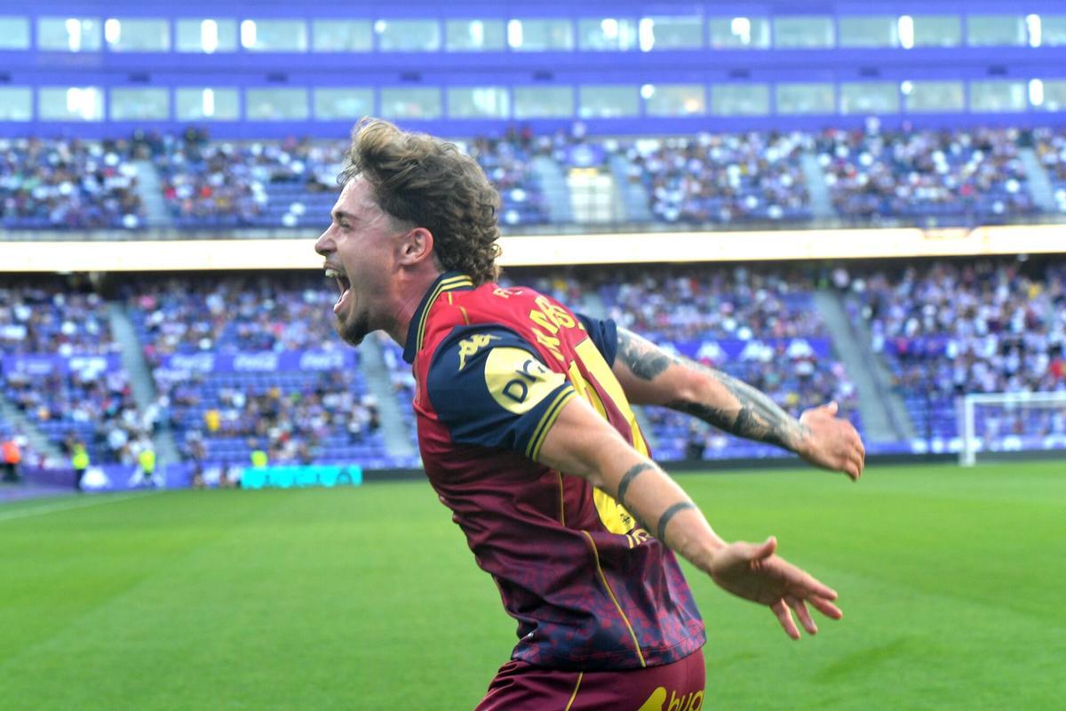La celebración en el estadio José Zorrilla: Mario Soriano al término del partido