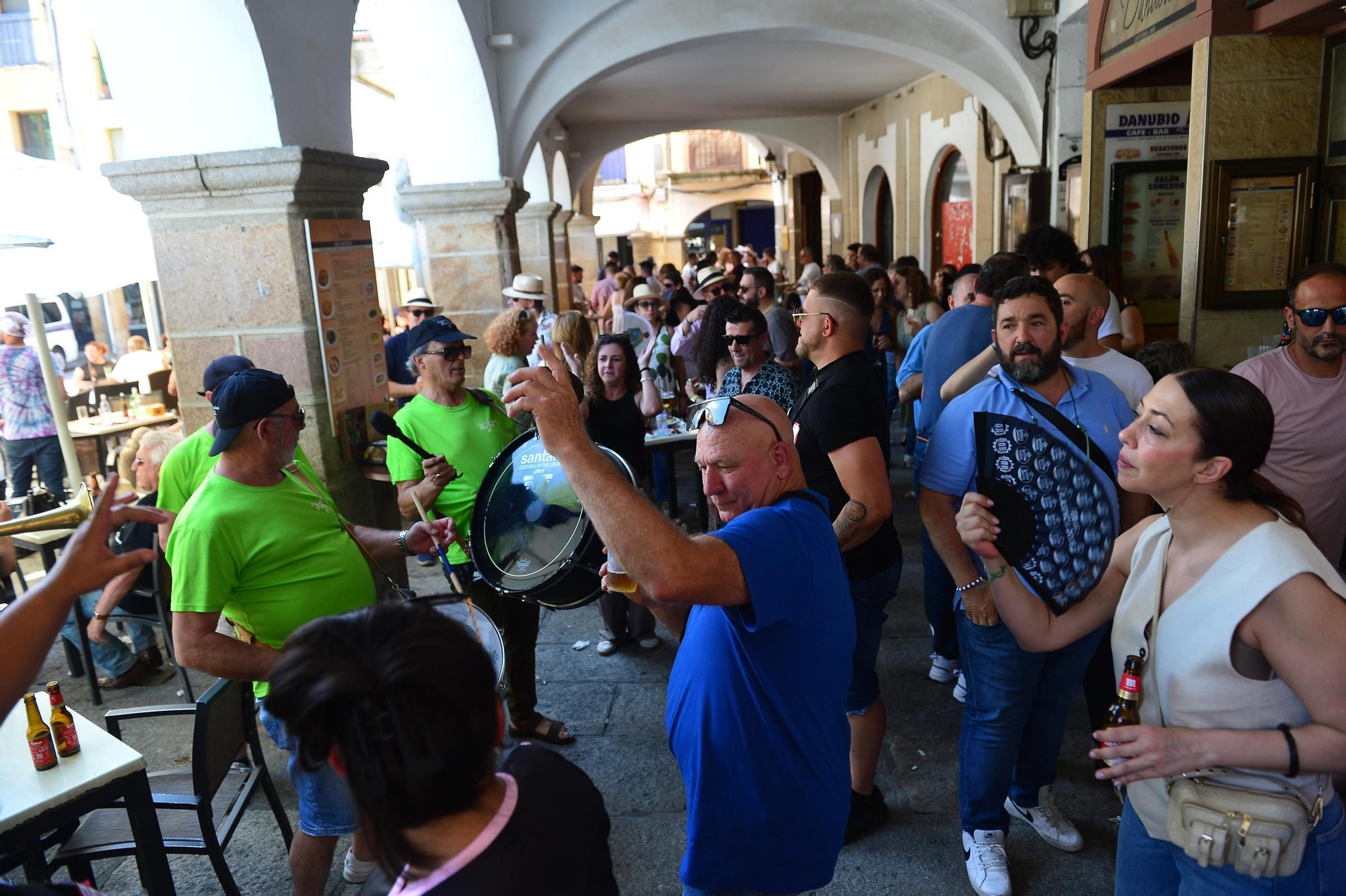 FOTOGALERÍA | Búscate en las cañas del sábado de feria en Plasencia