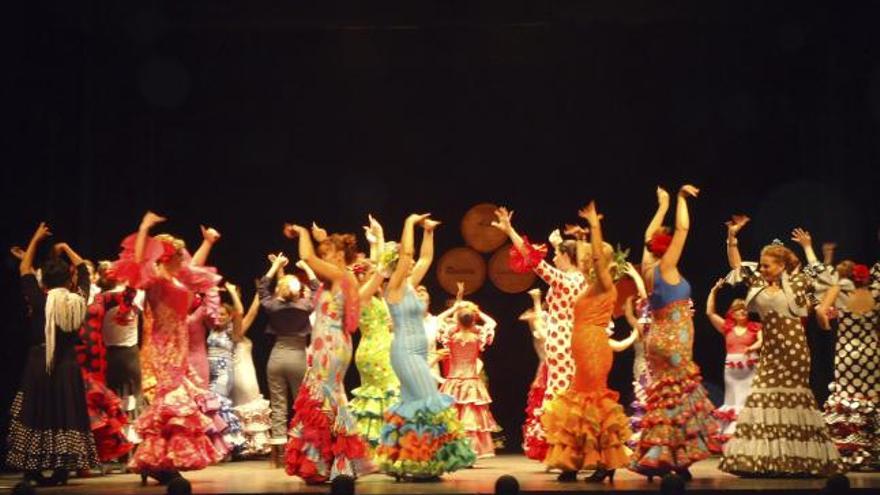 El grupo zamorano «Aires Rocieros» durante su espectáculo sobre las tablas del Latorre.