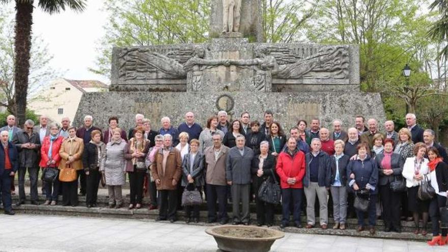 Foto de familia de los asistentes a la celebración delante de la estatua de Loriga.  // Bernabé