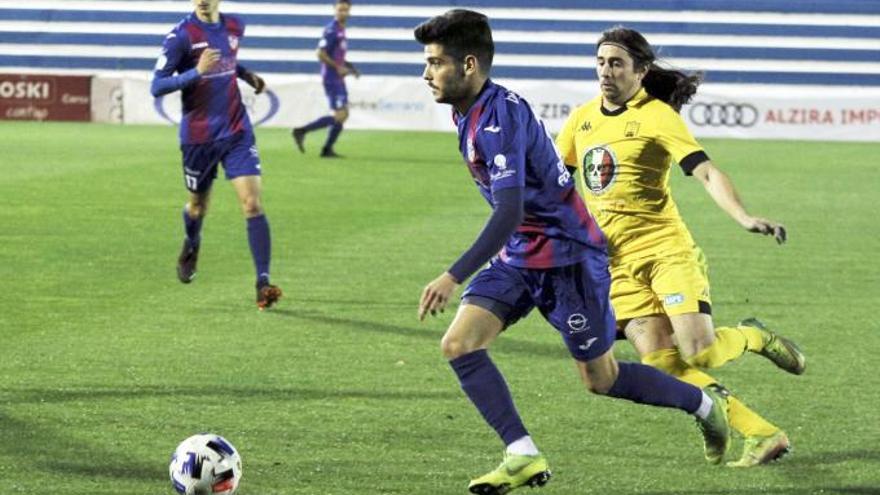 Quintana controla elesférico en el partido de esta semana ante el Vilamarxant. | JOSÉ GÓMEZ