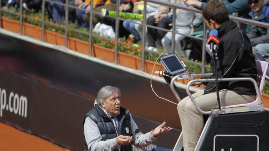 Nastase protesta ante la silla en la eliminatoria de abril frente a Gran Bretaña