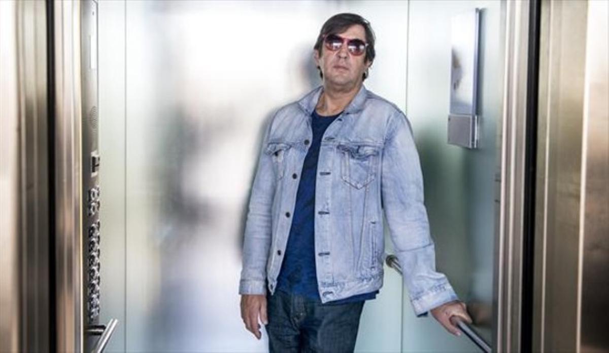 Manolo Tena, ahir a Barcelona, durant la seva entrevista amb EL PERIÓDICO. Manolo Tena, ahir a Barcelona, durant la seva entrevista amb EL PERIÓDICO.
