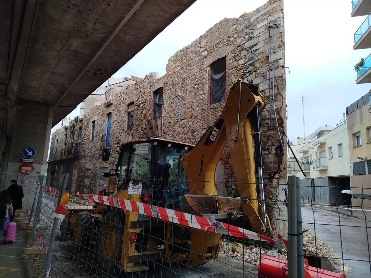 Una de les màquines al costat de l'edifici.