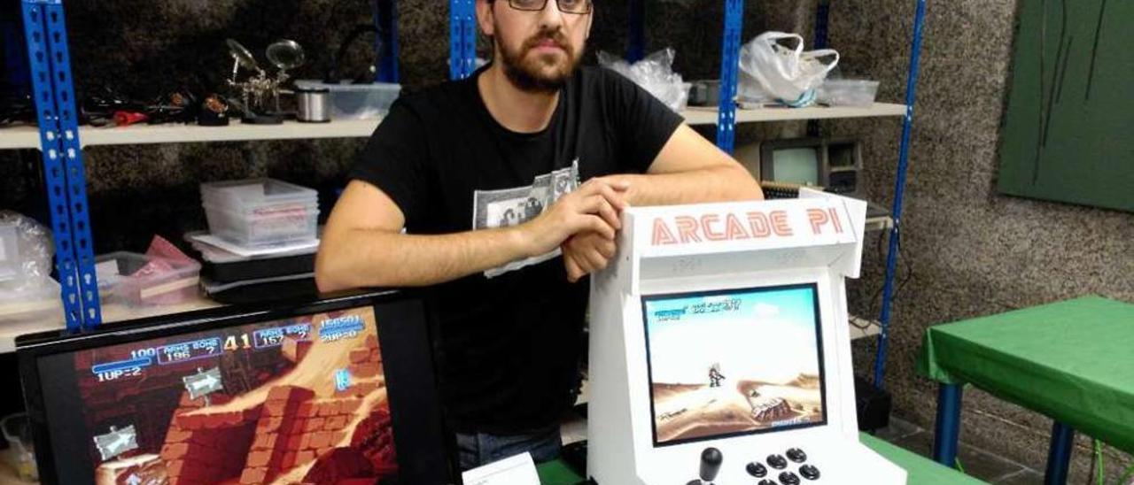 Daniel Piñeiro, con algunas de sus creaciones del Arcade Pi en el museo Domus de A Coruña. // FDV