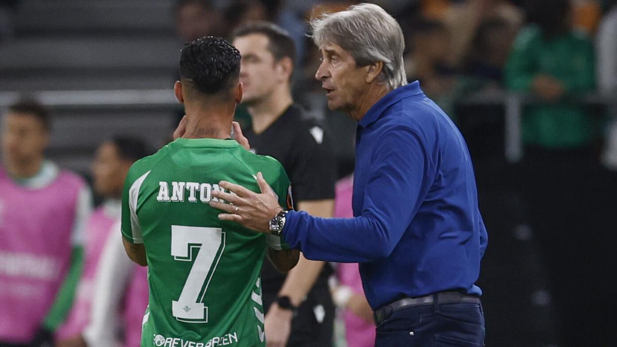 Manuel Pellegrini, entrenador del Real Betis Balompié, le da instrucciones a Antony