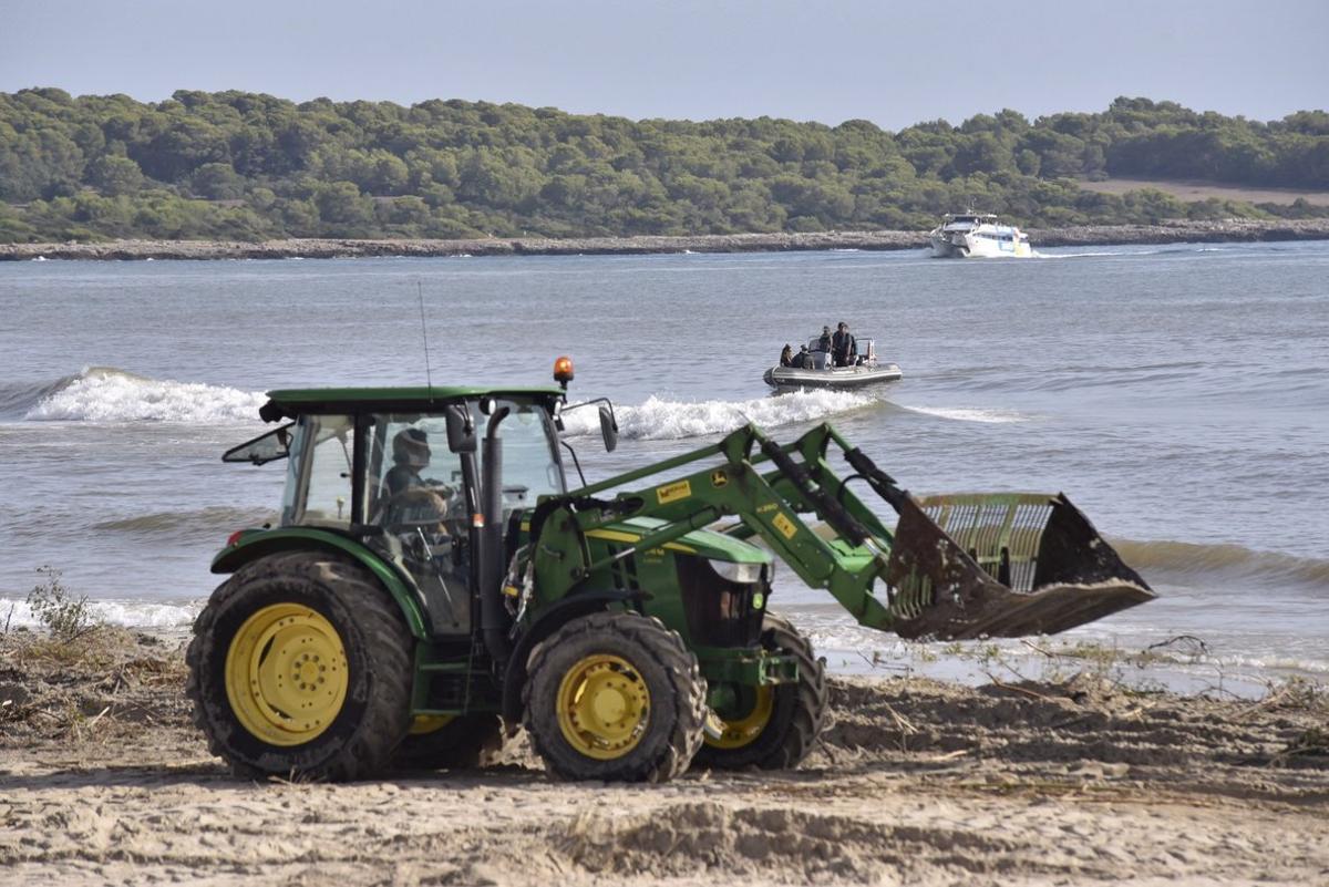 GRAF5277. S’ILLOT (MALLORCA), 12/10/2018.- Continúa la búsqueda en S’ Illot , del niño desaparecido tras las inundaciones de hace dos días en Sant Llorenç des Cardesar (Mallorca) . En la imágen , al fondo una lancha de la Guardia Civil buscando en el mar junto a la desembocadura del Torrente de Can Amer. EFE / Atienza