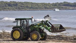 GRAF5277. S’ILLOT (MALLORCA), 12/10/2018.- Continúa la búsqueda en S’ Illot , del niño desaparecido tras las inundaciones de hace dos días en Sant Llorenç des Cardesar (Mallorca) . En la imágen , al fondo una lancha de la Guardia Civil buscando en el mar junto a la desembocadura del Torrente de Can Amer. EFE / Atienza