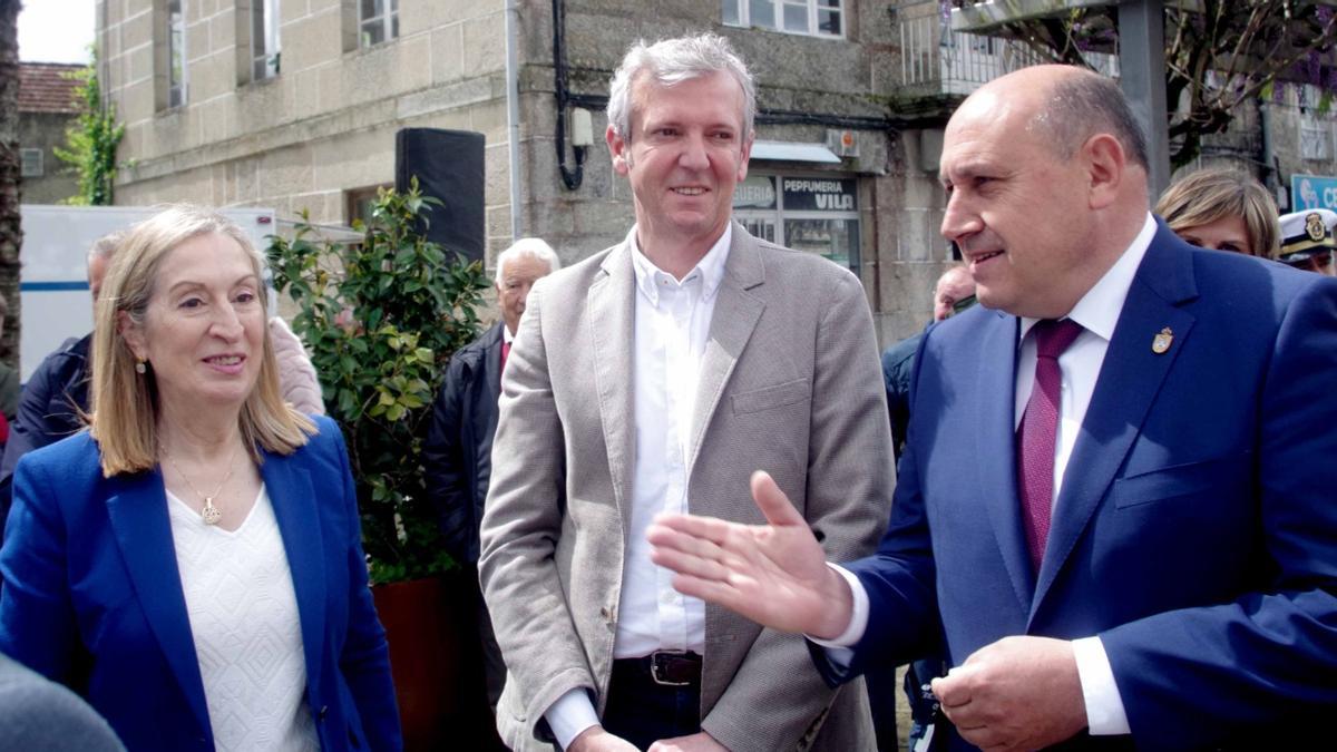 Alfonso Rueda, con Ana Pastor y el alcalde de Arbo, Horacio Gil