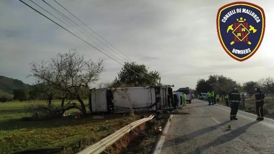 Un fallecido al volcar un camión de basura tras chocar con un coche en s’Esgleieta