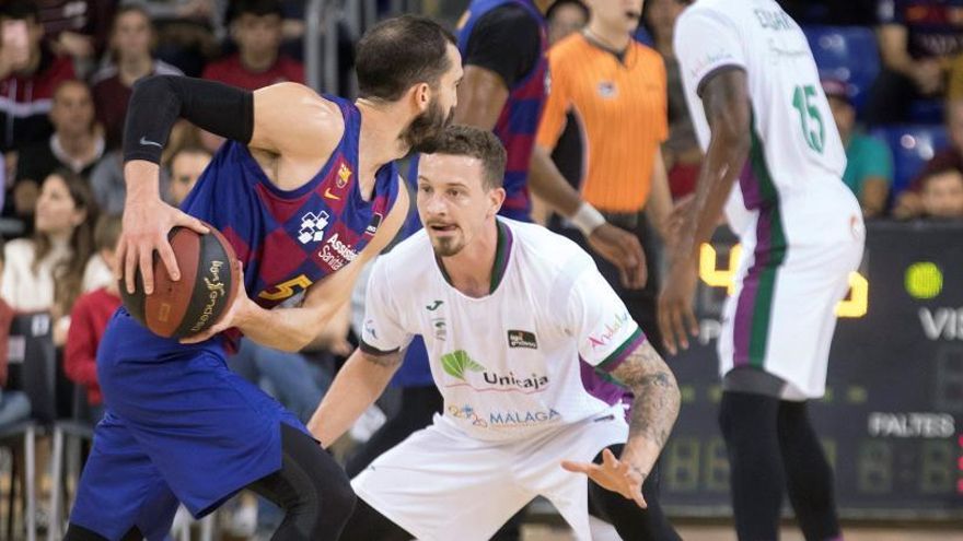 Josh Adams defiende el avance de Pau Ribas.