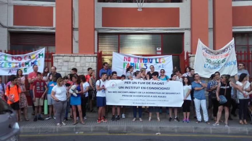 El IES Ausiàs March protesta por los incumplimientos del Consell en su reforma