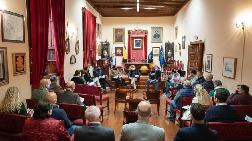 El secretario general de CC, Fernando Clavijo, mantiene una reunión en La Laguna con expertos en Educación.