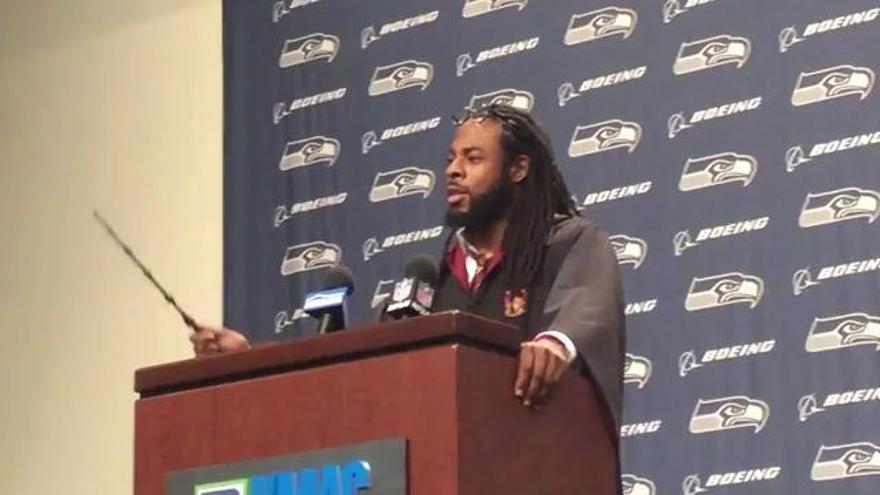 La estrella de la NFL Richard Sherman da una rueda de prensa disfrazado de Harry Potter