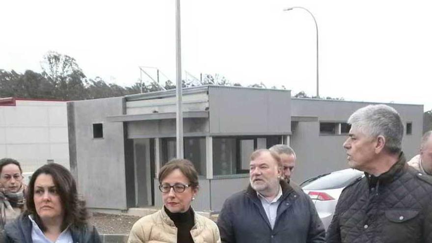 Rosario Fernández, Belén Fernández y Santiago Fernández, gerente de Cogersa, ayer, en Ribadesella.