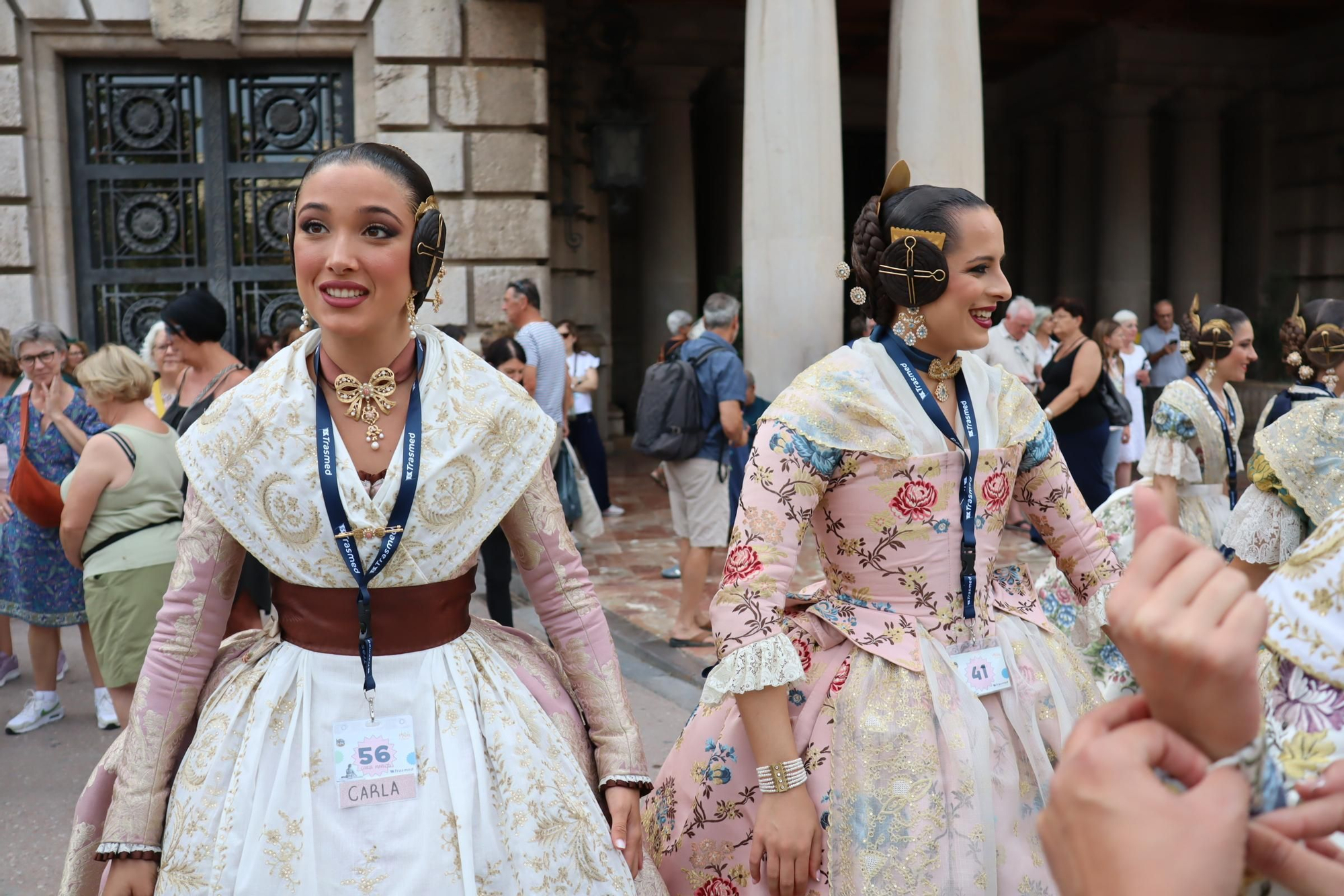 Concentración fallera en la Plaza del Ayuntamiento con las candidatas a FMV2025