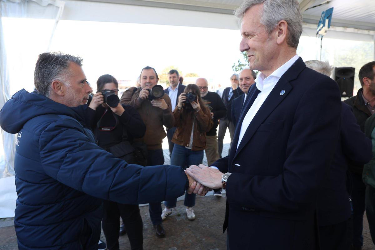 El presidente del PP saluda al galeguista Alfredo Bea, esta tarde, en O Grove.